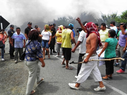 agricultores-bloquean-panamericana-casma.1